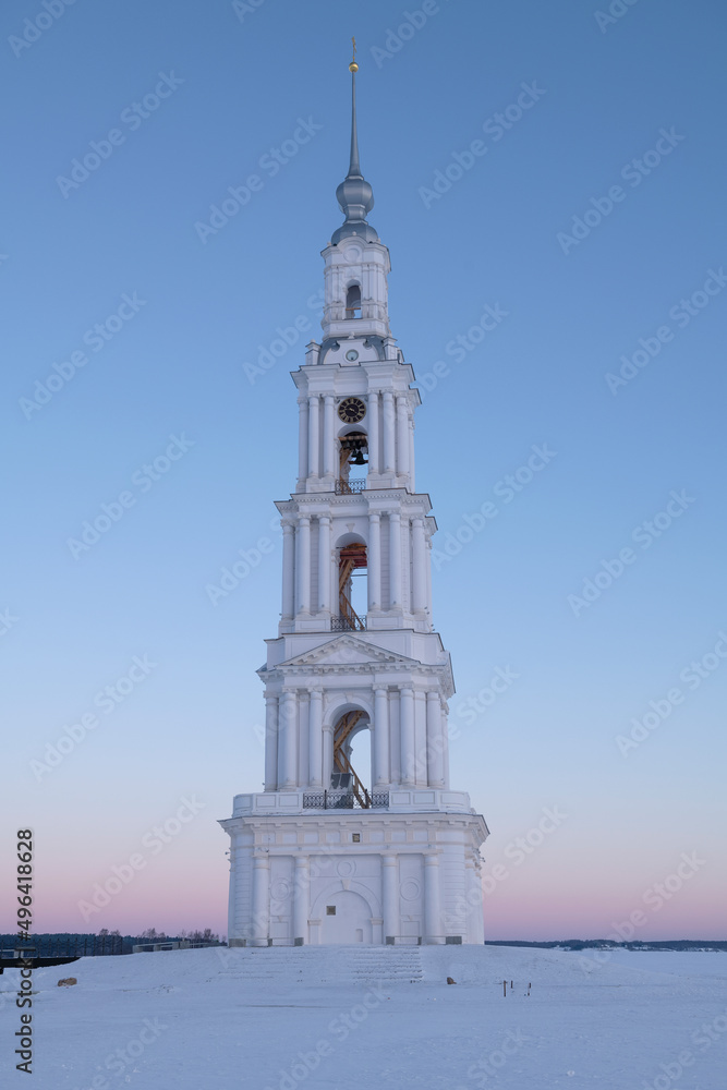 Obraz premium Old flooded bell tower on the Uglich reservoir on early January morning. Kalyazin, Russia