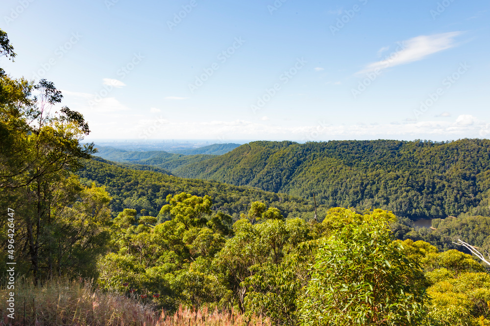 Obraz premium Weiter Blick über die australischen Wälder Richtung Stadt