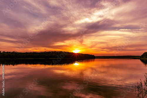 Wundersch  ner Sonnenuntergang an einem See.