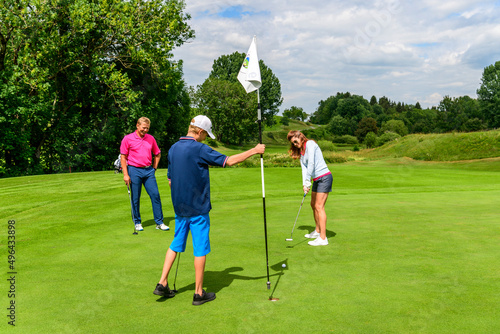 Golferin bei einem kurzen Putt  photo