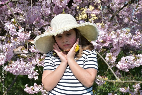 ritratto di bambina nel prato fiorito in primavera