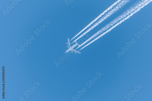 Flugzeug an einem blauen wolkenlosen Himmel mit Kondensstreifen ohne Wolken, Deutschland