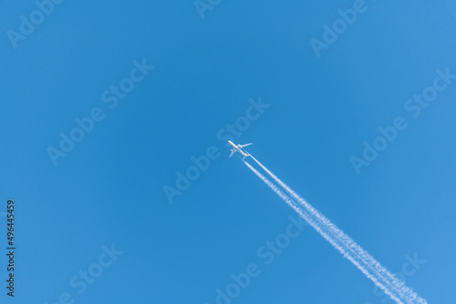 Flugzeug an einem blauen wolkenlosen Himmel mit Kondensstreifen ohne Wolken, Deutschland