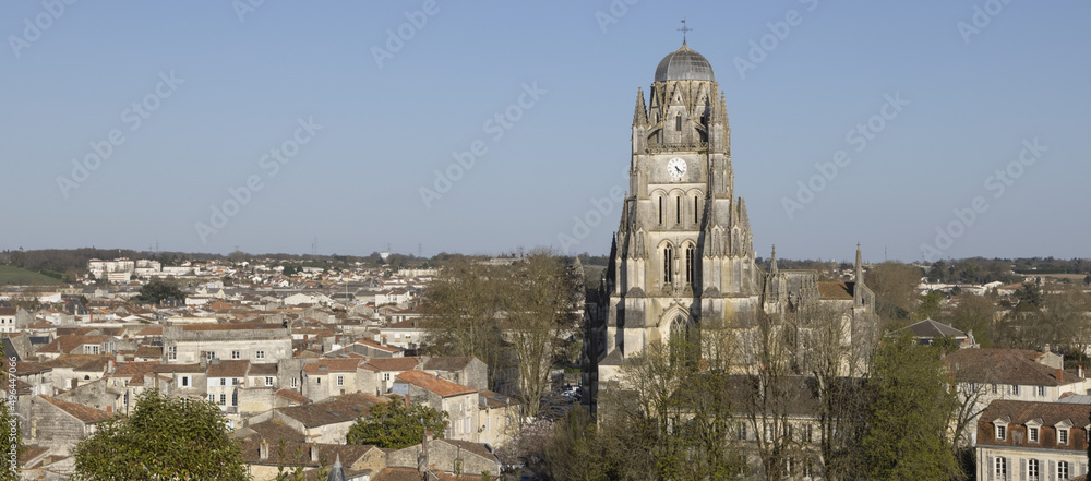 Cathédrale Saint-Pierre à Saintes en France