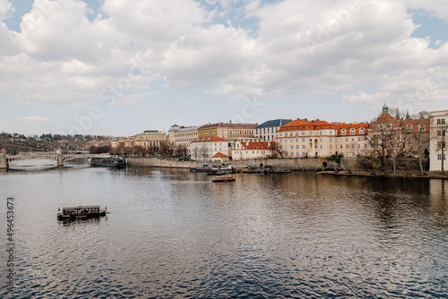 Panorama Pragi  blisko rzeki