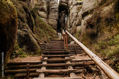 Wąskie schody w górach