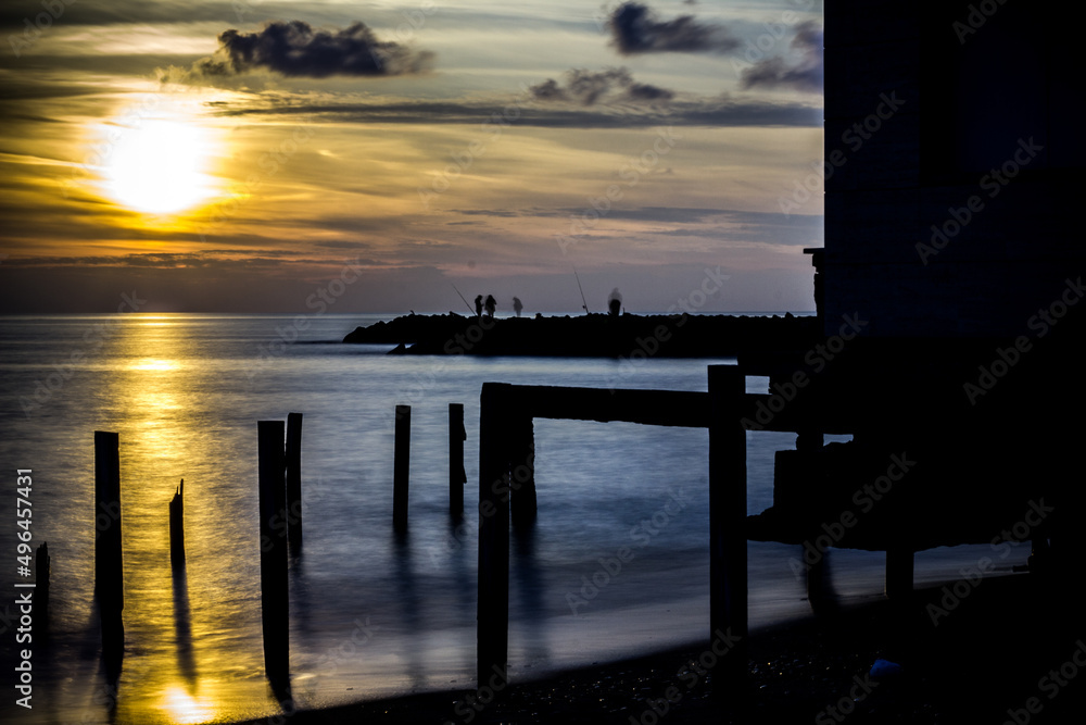 Fototapeta premium tramonto a ostia con pescatori
