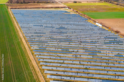 Module einer Photovoltaik-Anlage auf einer Freifl  che eines Solarparks im l  ndlichen Raum  Deutschland