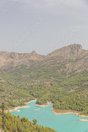The Guadalest reservoir, a nature reserve located northeast of the Marina Baixa and surrounded by mountains and nature. © Óscar
