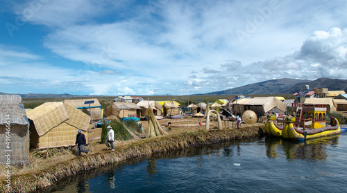 Tableau sur toile Uros Island floating community, Lake Titicaca, Peru