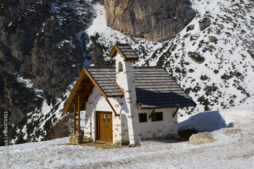 kleine Kapelle auf der Passhöhe des Falzarego, mit dem Hexenstein photo