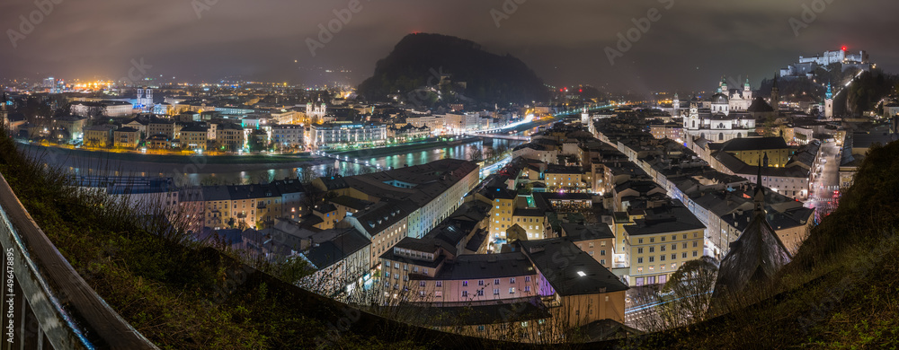 Fototapeta premium city of salzburg at night