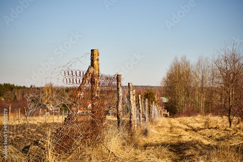 Fototapeta Naklejka Na Ścianę i Meble -  ogrodzenie ze słupów i siatki metalowej 