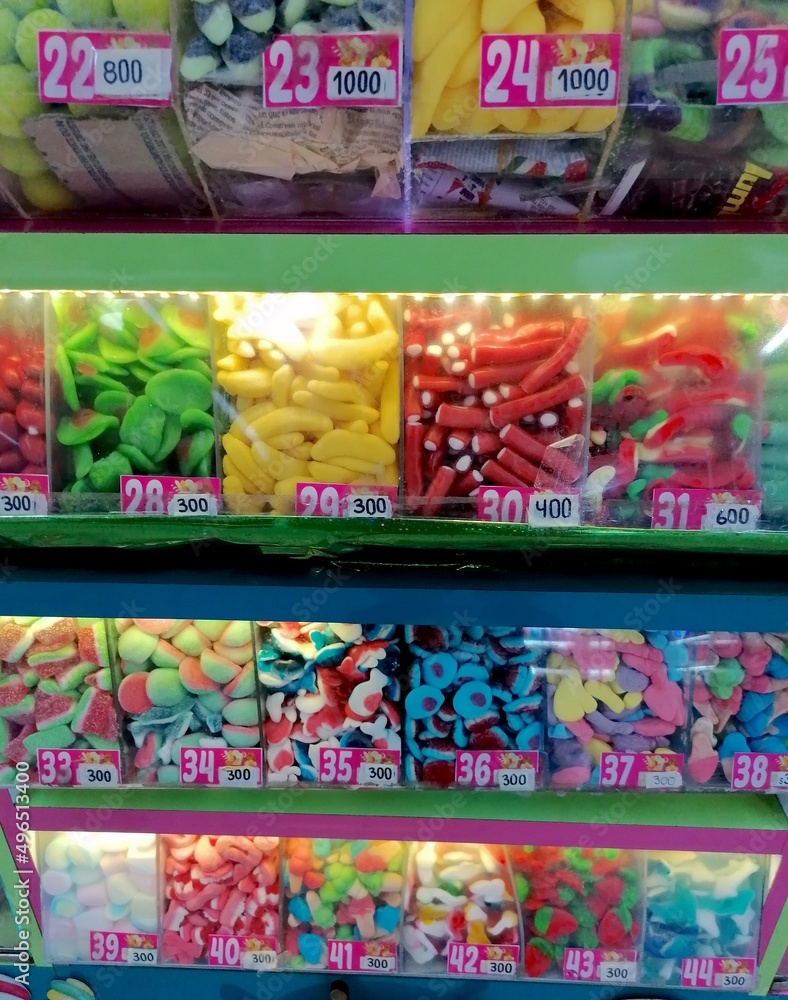 Süßigkeiten in der Auslage eines Ladens