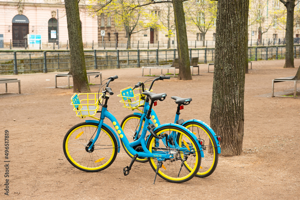 Fototapeta premium yellow-blue bicycles in Holland