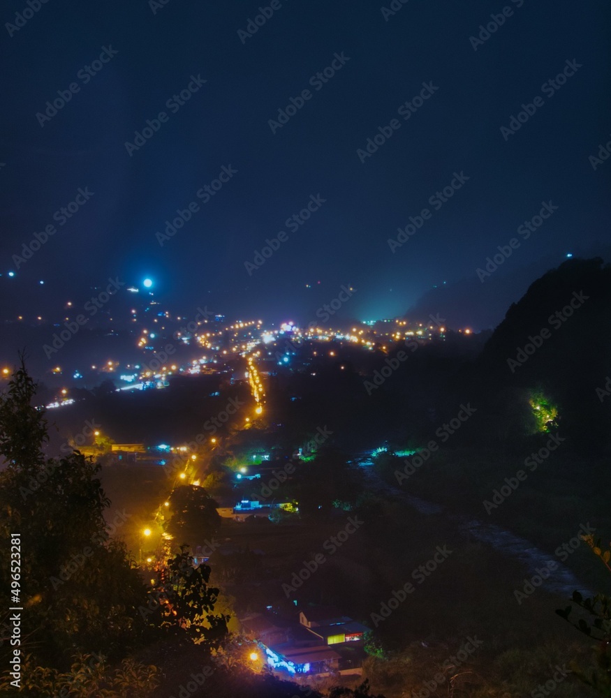 Vista nocturna de la ciudad de Boquete en Chiriquí, Panamá 