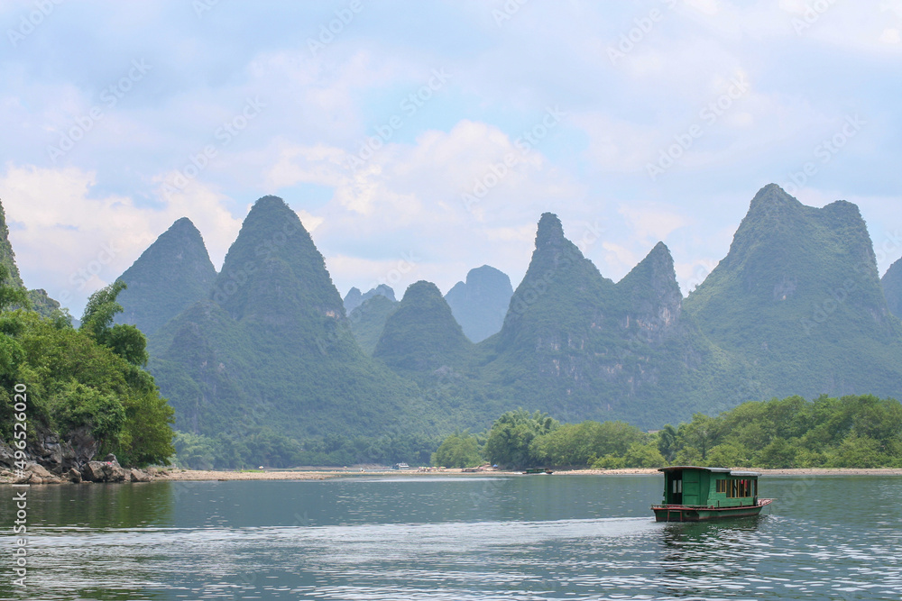 Barcos en el río Li, entre Guilin y Yangshuo, río Li, Guilin, provincia de Guangxi, China