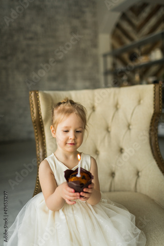 Obraz na płótnie little girl celebrates her birthday. blows out the candle on the cake w salonie