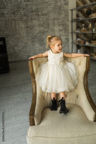 Obraz na płótnie little girl celebrates her birthday. blows out the candle on the cake w salonie