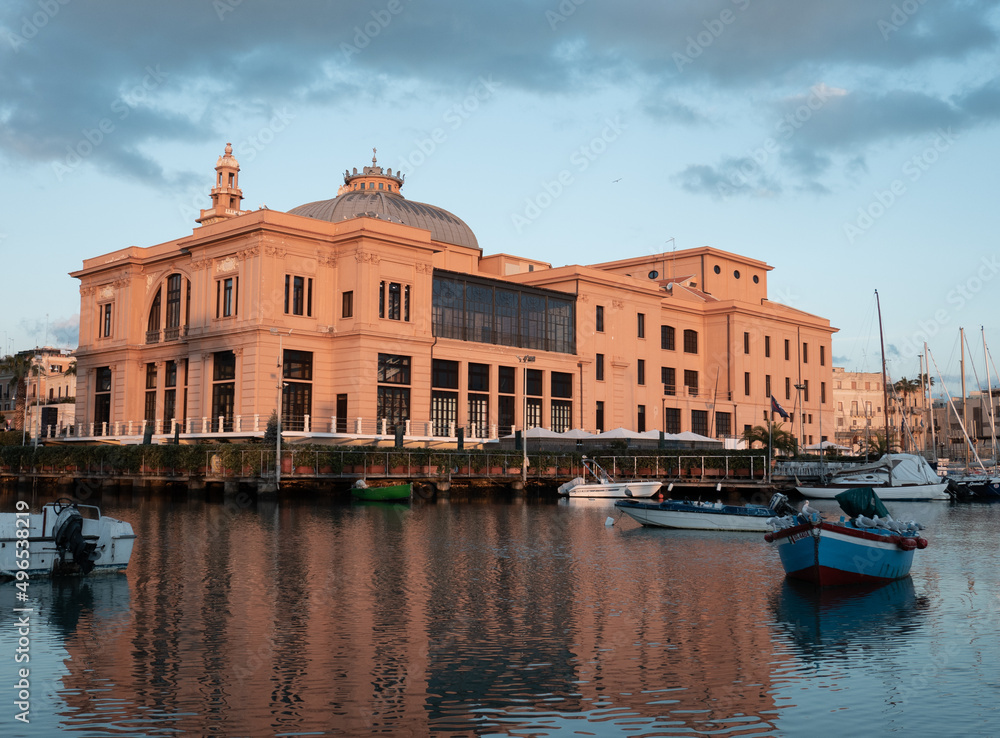 Bari, porto di Bari, barche dei pescatori, facciata posteriore del bellissimo teatro Margherita, Puglia, Italia, Sud