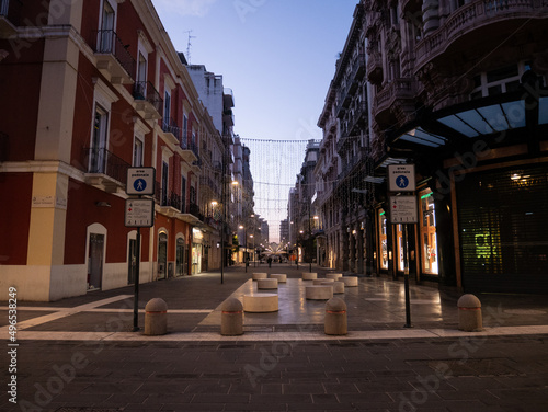 Bari, Via Sparano, alba in una città ancora sonnambula misteriosa e affascinante, le luci delle vetrine ancora accese, Bari, Puglia, Italia, Sud