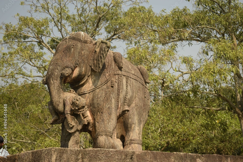 Fototapeta premium statue of elephant carrying human