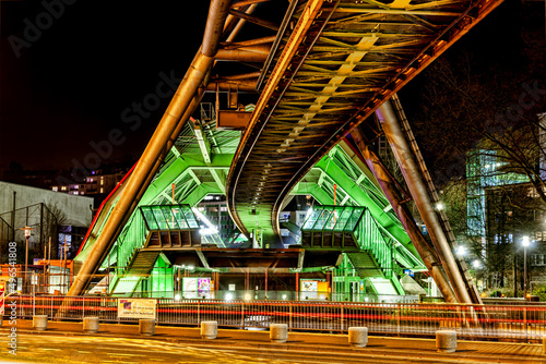 Wuppertaler Schebebahn bei Nacht