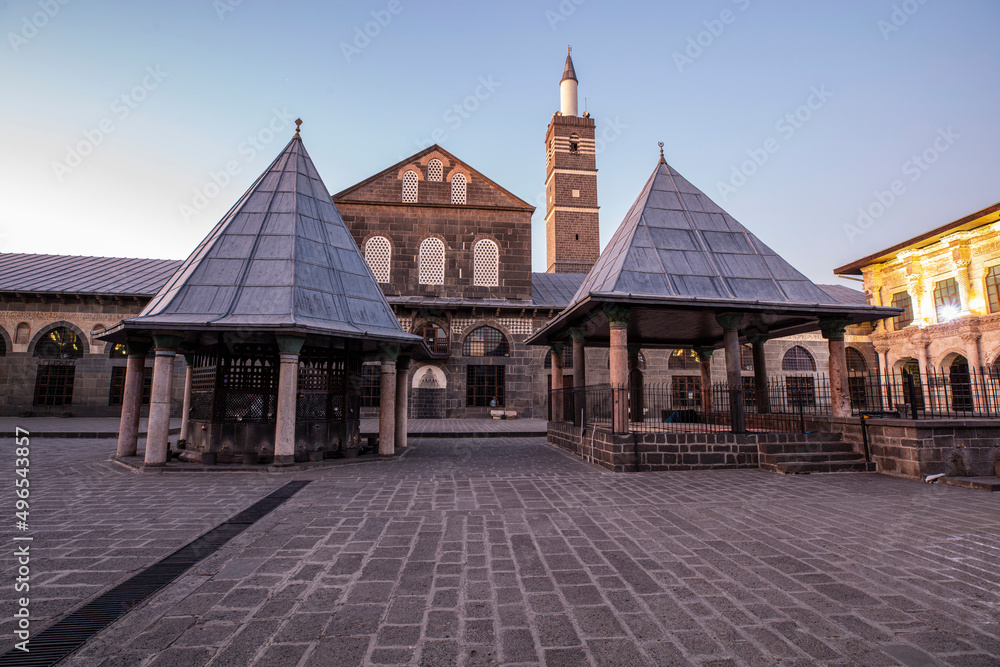 Obraz premium Diyarbakir Ulu Mosque, located in Turkey, is a historical monument located on the walls of Diyarbakir Castle, to the west of the axis connecting the Harput Gate and the Mardin Gate.