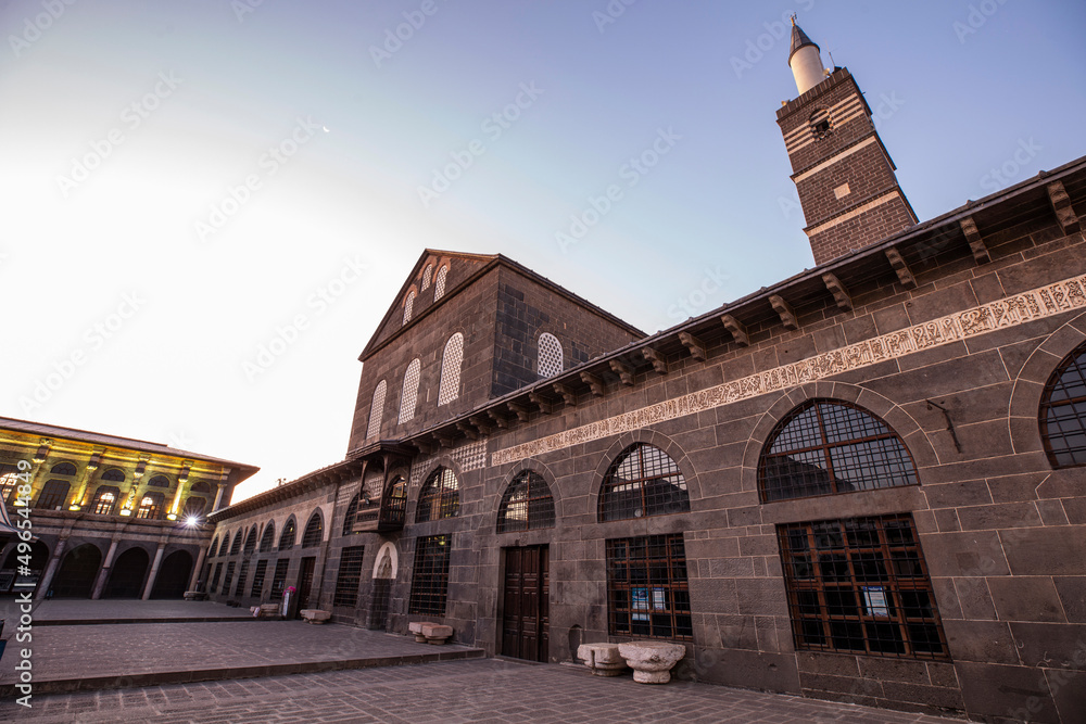 Diyarbakir Ulu Mosque, located in Turkey, is a historical monument located on the walls of Diyarbakir Castle, to the west of the axis connecting the Harput Gate and the Mardin Gate.