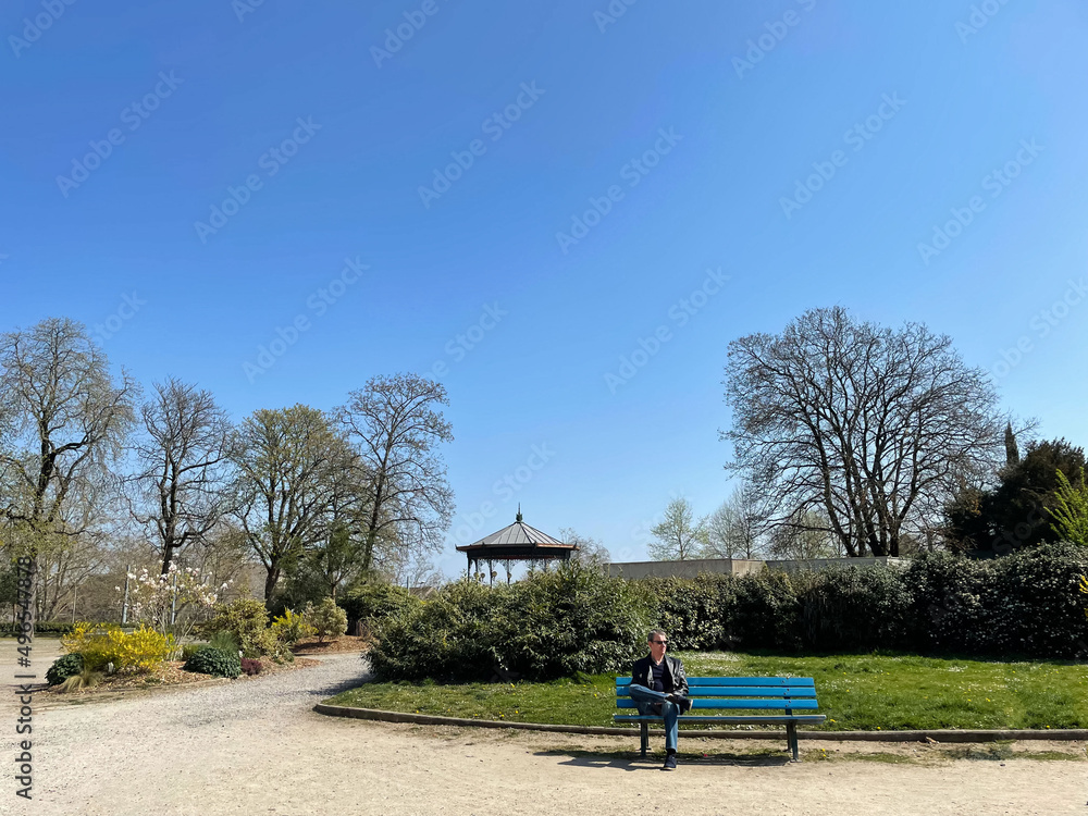 Assis au jardin public