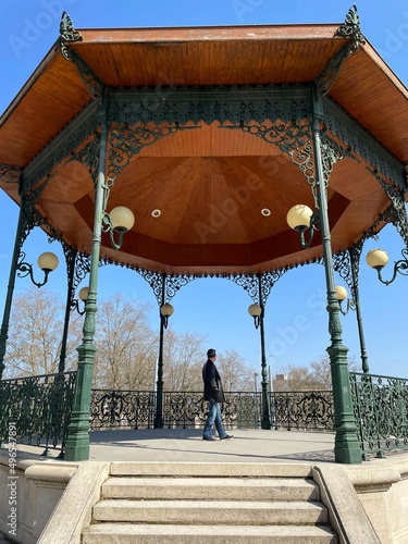 Seul au milieu du kiosque à musique