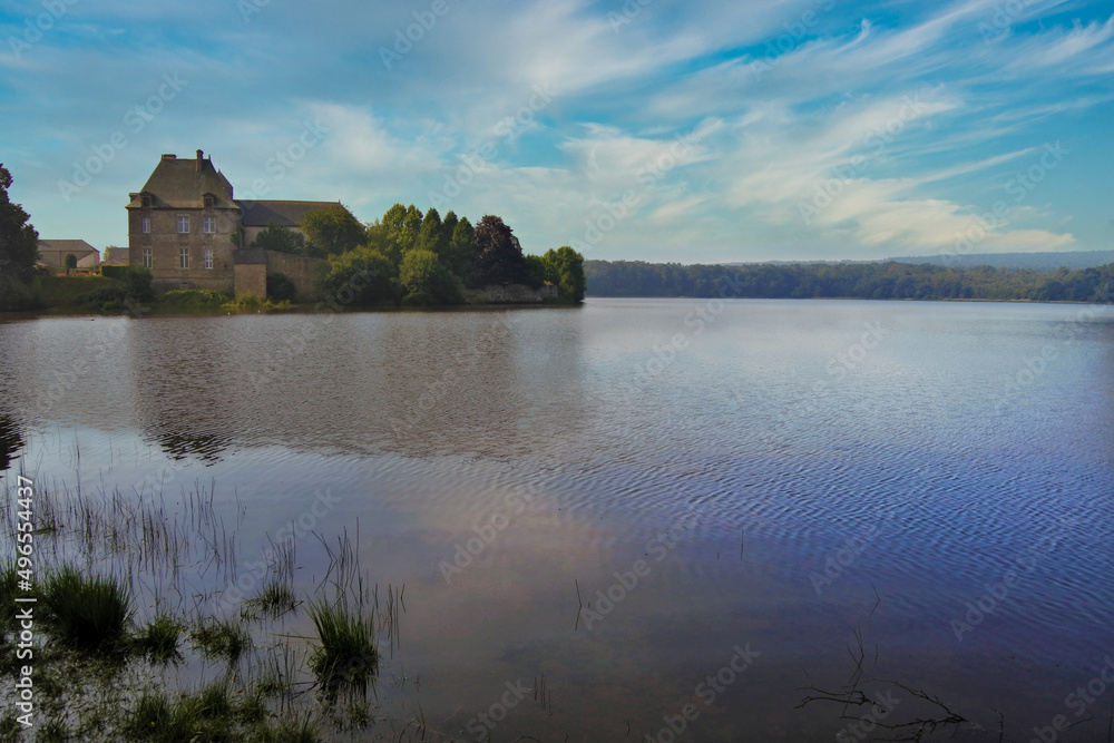 Lago y abadía de Paimpont en la Bretaña francesa