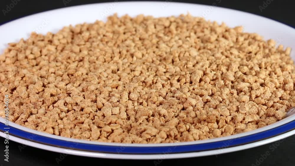 皿の上の乾燥大豆ミート 回転 皿の上の乾燥大豆ミート 回転
