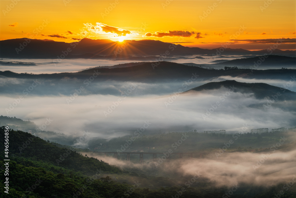 Nascer do Sol nas Serras de Minas Gerais, Brazil