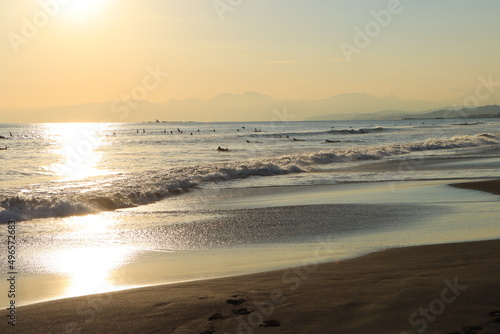 鵠沼海岸のサーファーと湘南の夕方