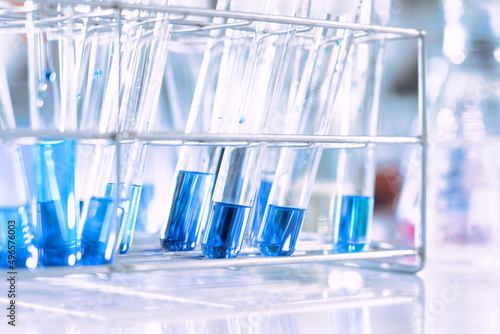 Fotografie glass flask in chemical science education laboratory with molecular structure in