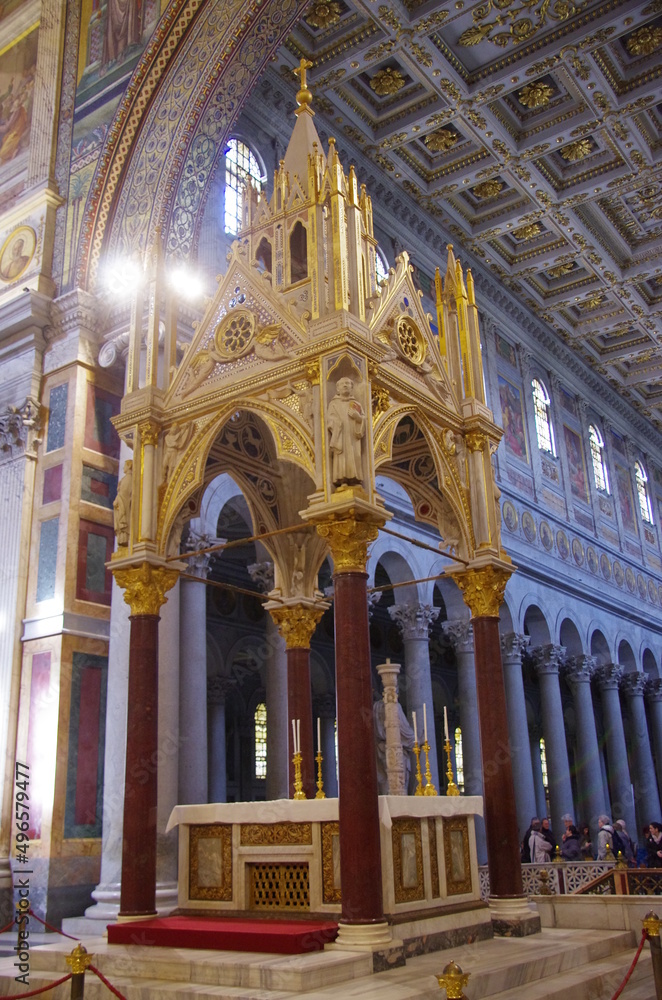 Ciborio Di San Paolo Fuori Le Mura Ciborio della chiesa di San Paolo fuori le mura di Roma Stock Photo