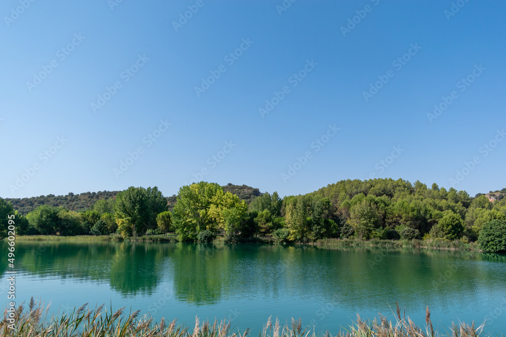 Obraz premium natural park of the lagoons of ruidera with green and blue colors of its waters in castilla la mancha spain