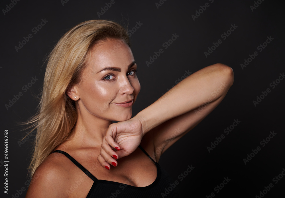 Naklejka premium Headshot attractive beautiful woman with shining glowing fresh tanned skin, in underwear cutely smiling looking at camera isolated over black background with copy ad space. Body positivity concept