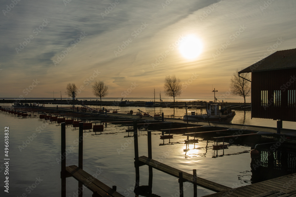 Fototapeta premium Sonnenuntergang in der Hafenstadt Hjo am Vättern See