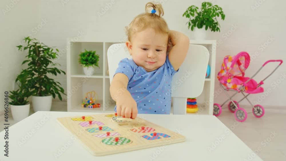The child learns puzzle numbers. Selective focus. The child learns puzzle numbers. Selective focus.