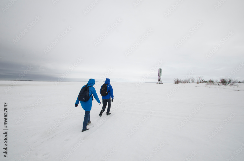 Gate-lighthouse and small people. Winter hike. Expedition to the Arctic 