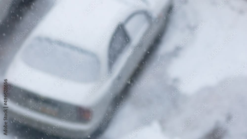 Snowfall in the city, the roofs of cars were covered with snow. natural anomalies. Heavy snow on a winter day. Selective focus. snow drifts Snowfall in the city, the roofs of cars were covered with snow. natural anomalies. Heavy snow on a winter day. Selective focus. snow drifts