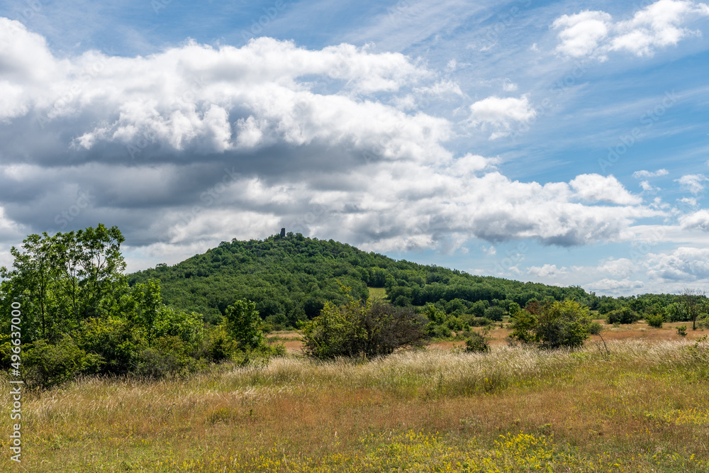 Vue sur le sommet du pic du Montcelet avec sa tour au sommet sur le chemin de randonnée de St Gervazy Vichel dans le puy de dôme 