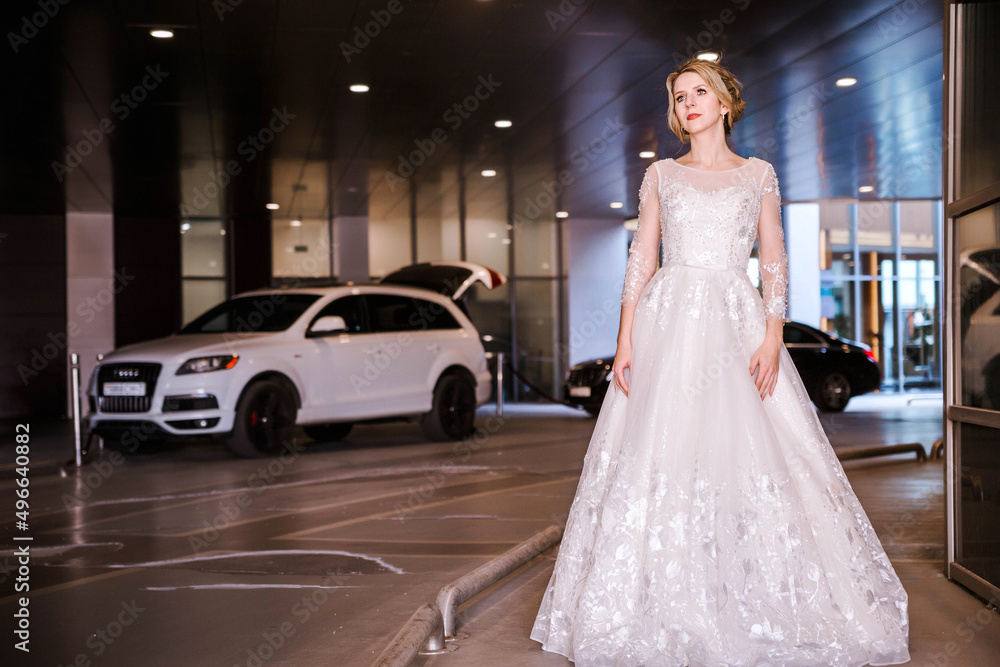 Obraz premium Bride with short hair and in a white puffy dress posing for the camera