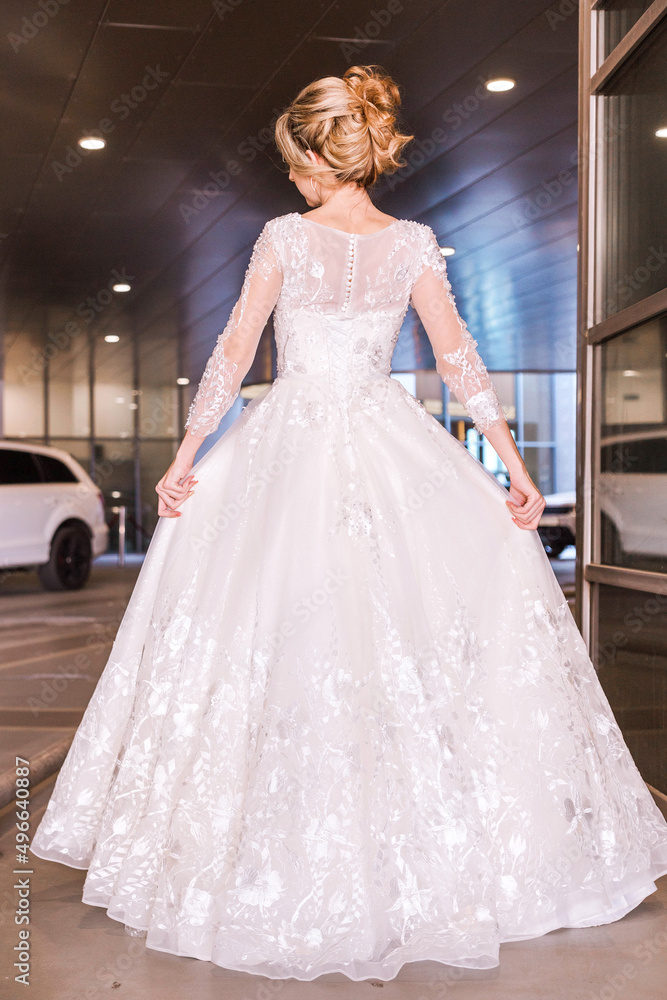 Obraz premium Bride with short hair and in a white puffy dress posing for the camera