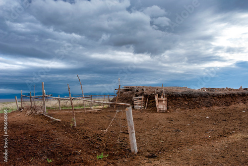 Φωτογραφία old sheepfold on a rainy summer day