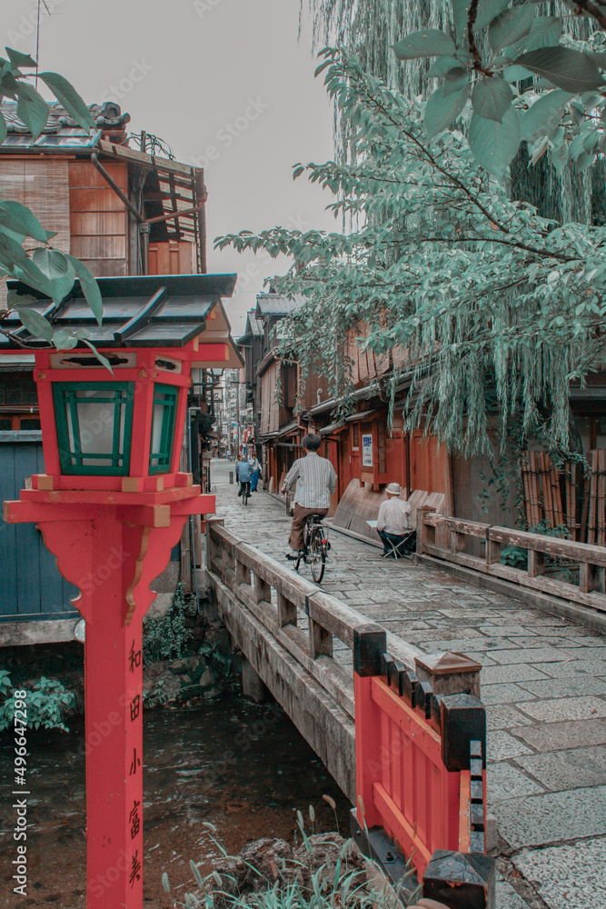 Obraz premium japon kyoto rue temple tradition mordernité nature montagne train rivière bouddha geisha