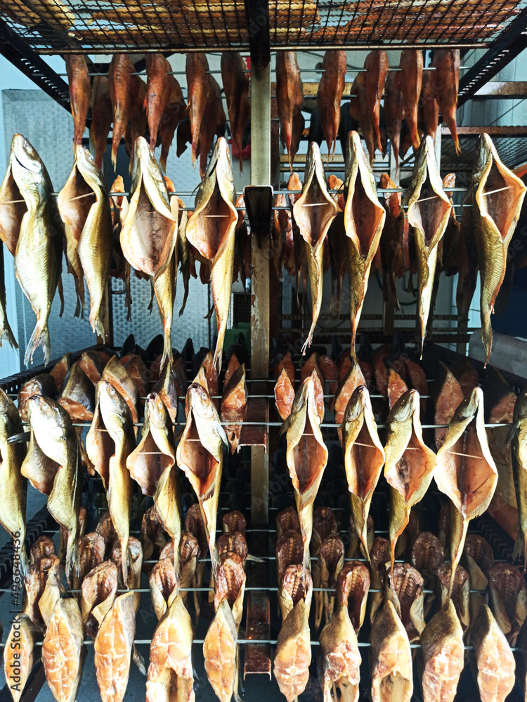 wędzone ryby na hakach po wyjęciu z pieca - obrazy, fototapety, plakaty 