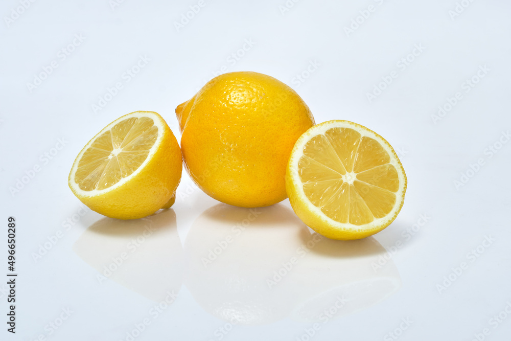 Whole and sliced lemon slices Whole and sliced lemon slices